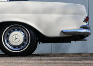 Image 21/45 of Mercedes-Benz 280 SE (1968)