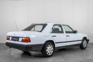 Imagen 2/50 de Mercedes-Benz 200 (1986)