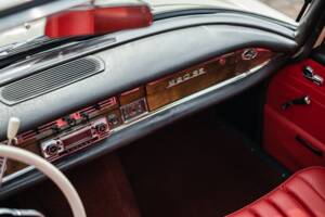 Image 31/42 of Mercedes-Benz 220 SE b (1965)