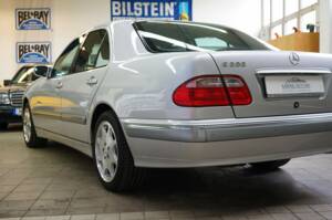 Bild 9/38 von Mercedes-Benz E 200 Kompressor (2001)