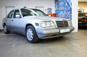 Image 3/33 of Mercedes-Benz E 300 Diesel (1994)