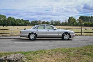 Immagine 10/50 di Jaguar XJ 8 Executive (2002)