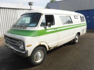 Image 2/20 of Dodge B 200 Sportsman (1976)