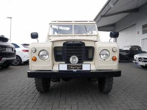Image 2/19 of Land Rover 109 (1977)