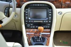 Immagine 29/50 di Jaguar XJ 2.7 D (2008)