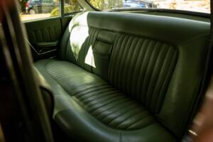 Image 22/44 of Ford Zodiac MkIII (1964)