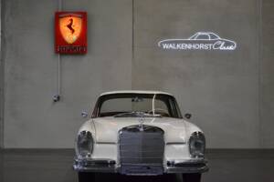 Image 5/61 de Mercedes-Benz 250 SE (1966)