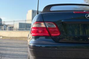 Image 18/24 of Mercedes-Benz CLK 430 (2000)