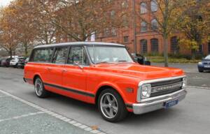 Image 2/30 of Chevrolet Suburban (1970)