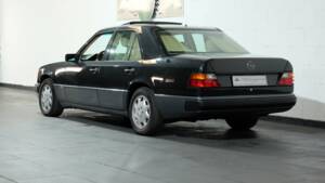 Image 3/32 de Mercedes-Benz 400 E (1991)