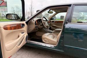 Immagine 10/14 di Jaguar XJ 8 Executive (1998)