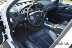 Image 22/50 of Mercedes-Benz E 500 T (2004)