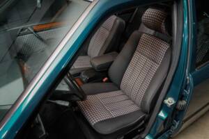 Image 15/40 de Mercedes-Benz E 220 (1995)
