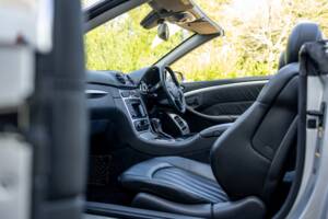 Image 24/50 of Mercedes-Benz CLK 55 AMG (2003)