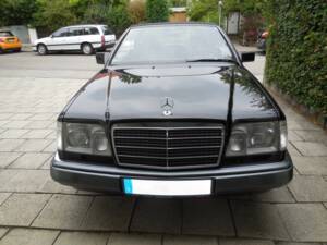 Image 161/171 of Mercedes-Benz E 220 (1994)