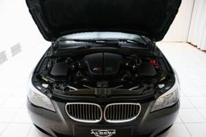 Bild 11/21 von BMW M5 Touring (2009)
