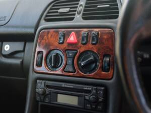 Image 18/43 of Mercedes-Benz CLK 320 (1999)