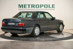 Image 7/32 of Mercedes-Benz 500 E (1992)