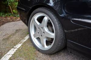 Image 30/49 of Mercedes-Benz CLK 500 (2004)