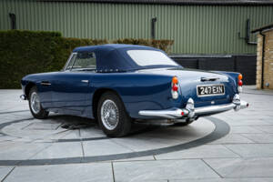 Image 2/14 of Aston Martin DB 4 Convertible (1963)