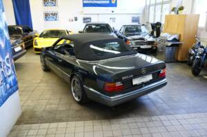 Immagine 22/30 di Mercedes-Benz 320 CE (1993)