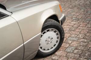 Afbeelding 2/63 van Mercedes-Benz 230 CE (1988)