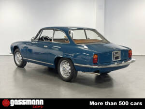 Image 8/15 of Alfa Romeo 2600 Sprint (1965)