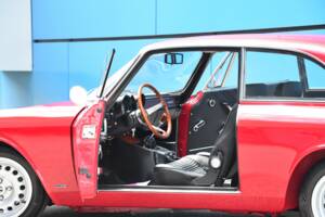 Image 12/17 of Alfa Romeo 2000 GT Veloce (1972)