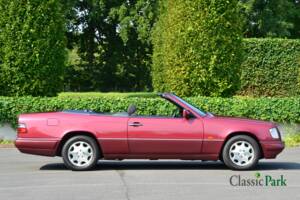 Bild 17/50 von Mercedes-Benz E 200 (1994)