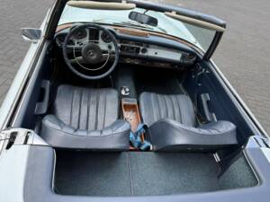 Image 32/50 of Mercedes-Benz 280 SL (1968)