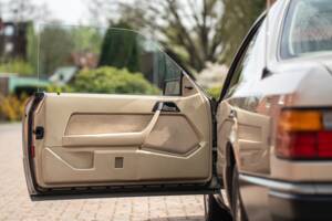 Afbeelding 21/63 van Mercedes-Benz 230 CE (1988)