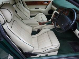 Image 9/19 of Aston Martin V8 Coupé (1996)