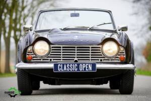 Image 2/37 of Triumph TR 4 (1965)