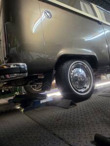 Imagen 9/13 de Volkswagen T2b minibus L (1979)