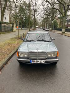 Image 3/13 de Mercedes-Benz 230 T (1980)