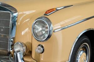 Immagine 5/50 di Mercedes-Benz 220 S Cabriolet (1958)