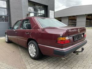 Bild 7/8 von Mercedes-Benz 300 E (1990)