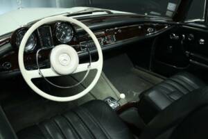 Image 13/30 of Mercedes-Benz 250 SE (1966)