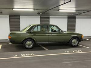 Image 1/13 de Mercedes-Benz 230 E (1983)