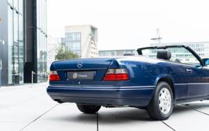 Image 9/45 of Mercedes-Benz E 220 (1995)