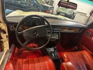 Image 12/21 of Mercedes-Benz 240 D 3,0 (1976)