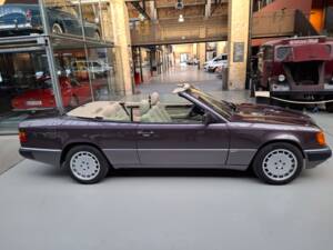 Image 1/42 of Mercedes-Benz 300 CE-24 (1993)