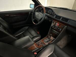 Imagen 10/14 de Mercedes-Benz E 220 (1993)