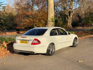 Image 13/47 of Mercedes-Benz E 63 AMG (2006)