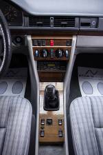Image 26/40 of Mercedes-Benz 300 TE (1991)