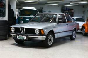Immagine 2/22 di BMW 318i (1981)