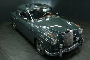 Bild 46/49 von Mercedes-Benz 220 SE (1960)