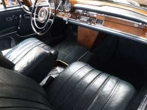 Image 17/50 of Mercedes-Benz 300 SE (1966)