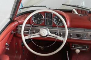 Image 40/50 of Mercedes-Benz 300 SL Roadster (1961)