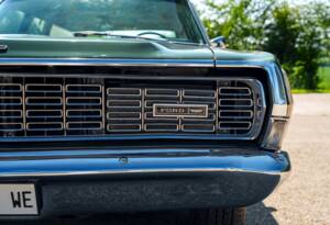 Image 8/28 of Ford LTD Country Squire (1968)